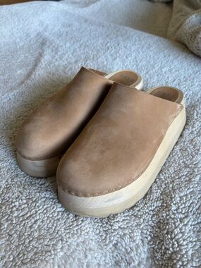 Bryr Tan Platform Clog Mules